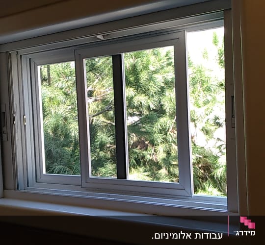 חלון אלומיניום עם מסגרת לבנה